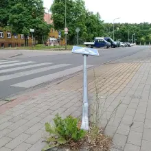 Zobacz zdjęcie: Uszkodzony znak przy skrzyżowaniu Gałczyńskiego – Jana Pawła II w Bolesławcu