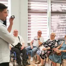 Zobacz zdjęcie: 130 seniorów z Bolesławca dostało „opaski życia”