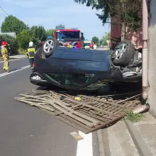 Zobacz zdjęcie: Dachował i uderzył w budynek. Trzy osoby, w tym dwoje dzieci, poszkodowane