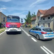 Zobacz zdjęcie: Dachował i uderzył w budynek. Trzy osoby, w tym dwoje dzieci, poszkodowane
