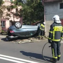 Zobacz zdjęcie: Dachował i uderzył w budynek. Trzy osoby, w tym dwoje dzieci, poszkodowane