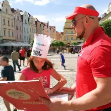Zobacz zdjęcie: Glinoludki i i bolesławieccy piłkarze z Football Academy, wszyscy lubią telepizzę!