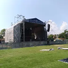Zobacz zdjęcie: Scena główna święta ceramiki na stadionie miejskim w Bolesławcu