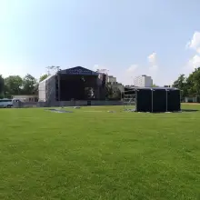 Zobacz zdjęcie: Scena główna święta ceramiki na stadionie miejskim w Bolesławcu