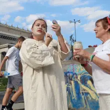 Zobacz zdjęcie: Finał drugiej edycji Tour de Konstytucja:Halina Gniewek  Kinga Gęsicka-Biały jako glinoludka oraz Bartek Mania i Zbigniew Złotkowski