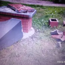 Zobacz zdjęcie: Podejrzany i zniszczone mienie