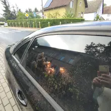 Zobacz zdjęcie: Zniszczone auto w centrum Nowogrodźca. Prośba o pomoc w ustaleniu sprawcy