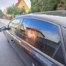 Zobacz zdjęcie: Zniszczone auto w centrum Nowogrodźca. Prośba o pomoc w ustaleniu sprawcy