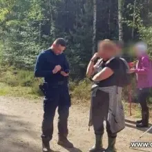 Zobacz zdjęcie: Policjanci i grzybiarze