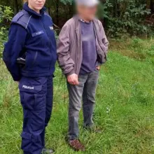 Zobacz zdjęcie: Policjanci i grzybiarze