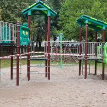 Zobacz zdjęcie: Otaśmowana zjeżdżalnia na placu zabaw przy ulicy Łukasiewicza w Bolesławcu