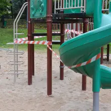 Zobacz zdjęcie: Otaśmowana zjeżdżalnia na placu zabaw przy ulicy Łukasiewicza w Bolesławcu