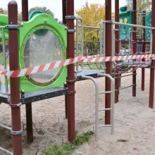Zobacz zdjęcie: Otaśmowana zjeżdżalnia na placu zabaw przy ulicy Łukasiewicza w Bolesławcu