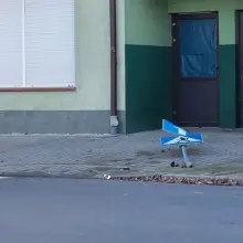 Zobacz zdjęcie: Auto i skasowany znak