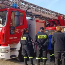 Zobacz zdjęcie: Młodzi strażacy z powiatu karkonoskiego z wizytą w bolesławieckiej komendzie