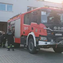 Zobacz zdjęcie: Młodzi strażacy z powiatu karkonoskiego z wizytą w bolesławieckiej komendzie