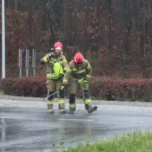 Zobacz zdjęcie: Śliska plama w pobliżu ronda przy ulicy Jeleniogórskiej w Bolesławcu