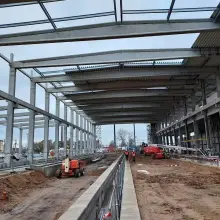 Zobacz zdjęcie: Uroczystość zawieszenia wiechy na budowie hali serwisowej Kolei Dolnośląskich