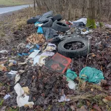 Zobacz zdjęcie: Śmieci na drodze między Żeliszowem a Raciborowicami