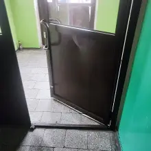 Zobacz zdjęcie: Zdemolowane drzwi w bloku przy Małachowskiego