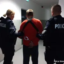 Zobacz zdjęcie: Podejrzani i policjanci