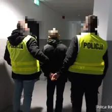 Zobacz zdjęcie: Podejrzani i policjanci