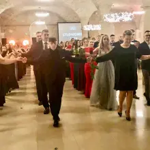 Zobacz zdjęcie: Uczniowie na studniówce