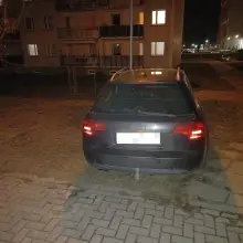 Zobacz zdjęcie: Samochody zaparkowane na trawnikach i klepiskach