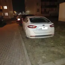 Zobacz zdjęcie: Samochody zaparkowane na trawnikach i klepiskach
