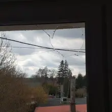 Zobacz zdjęcie: Rozbita szyba w remizie OSP Raciborowice