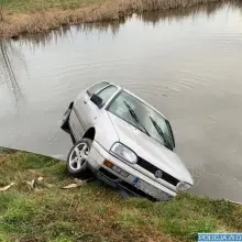Zobacz zdjęcie: Poranną jazdę Volkswagenem zakończył w stawie