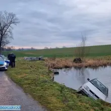 Zobacz zdjęcie: Poranną jazdę Volkswagenem zakończył w stawie