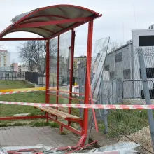 Zobacz zdjęcie: Zdemolowany przystanek przy Staroszkolnej w Bolesławcu