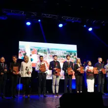 Zobacz zdjęcie: Powiatowe jednostki i uczniowie szkół uhonorowani