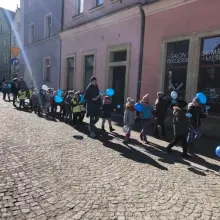 Zobacz zdjęcie: „Zaświeć się na niebiesko”. Bolesławieckie przedszkolaki solidarne z osobami dotkniętymi autyzmem