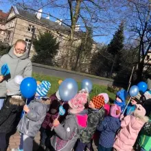 Zobacz zdjęcie: „Zaświeć się na niebiesko”. Bolesławieckie przedszkolaki solidarne z osobami dotkniętymi autyzmem