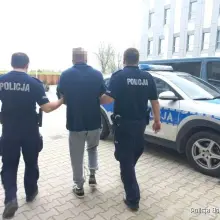 Zobacz zdjęcie: Podejrzany i policjanci