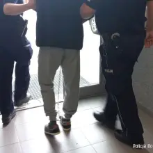 Zobacz zdjęcie: Podejrzany i policjanci