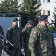 Zobacz zdjęcie: Wręczenie broni ochotnikom w 10 Brygadzie Kawalerii Pancernej