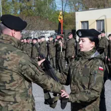 Zobacz zdjęcie: Wręczenie broni ochotnikom w 10 Brygadzie Kawalerii Pancernej