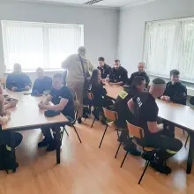 Zobacz zdjęcie: 17 strażaków po ważnych egzaminach