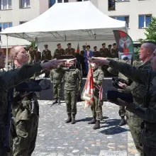 Zobacz zdjęcie: 70 elewów z bolesławieckiego pułku złożyło przysięgę na lwóweckim Rynku