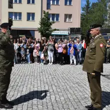 Zobacz zdjęcie: 70 elewów z bolesławieckiego pułku złożyło przysięgę na lwóweckim Rynku