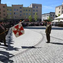Zobacz zdjęcie: 70 elewów z bolesławieckiego pułku złożyło przysięgę na lwóweckim Rynku