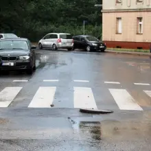 Zobacz zdjęcie: Niedomknięte wieko studzienki przy ulicy Warszawskiej w Bolesławcu