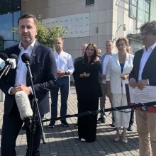 Zobacz zdjęcie: Konferencja Bezpartyjnych Samorządowców przed siedzibą TVN przy ul. Wiertniczej w Warszawie