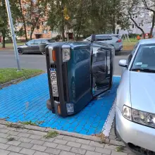 Zobacz zdjęcie: Przewrócone auto na Jana Pawła II w Bolesławcu