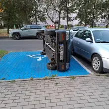 Zobacz zdjęcie: Przewrócone auto na Jana Pawła II w Bolesławcu