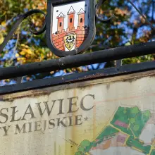 Zobacz zdjęcie: Tablica przy bolesławieckim sądzie