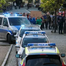 Zobacz zdjęcie: Organizatorzy Marszu Równości w Bolesławcu na zgromadzeniu świętoszków